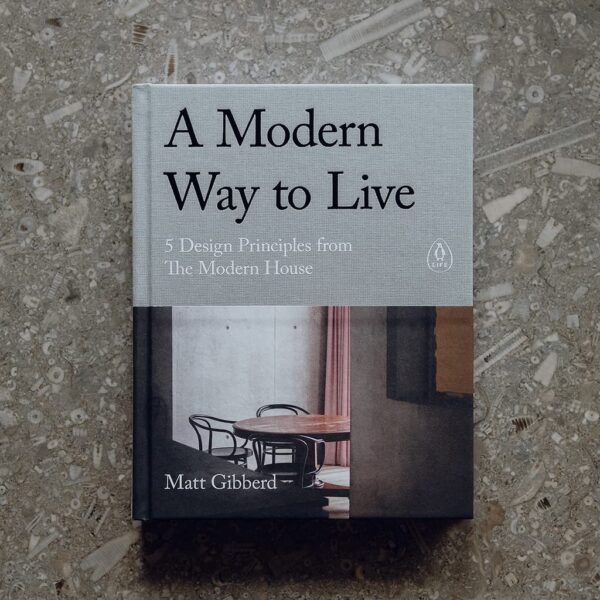 9780241480496-03.jpg (Eng) A Modern Way to Live: 5 Design Principles from The Modern House(Hardcover) / Matt Gibberd (Author)