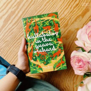9786168343005-01.jpg ลิงวุ่นวายกับชายในสวนฝรั่ง Hullabaloo in the Guava Orchard / กิรัน เดไซ (Kiran Desei) / Library House